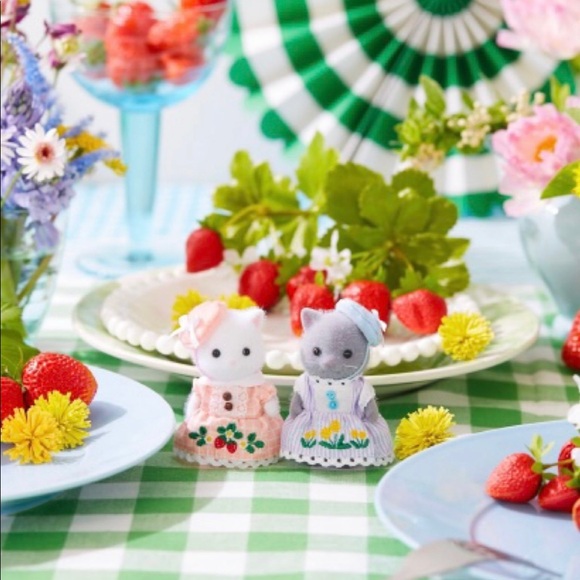 Calico Critters Strawberry and Dandelion Embroidery Limited Edition Gift Set - Picture 9 of 11